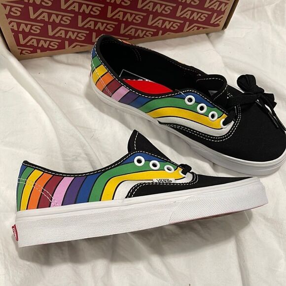 NIB - Vans - 5.5 - Picture 1 of 6